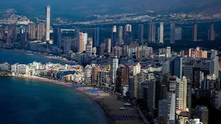 To escape rising energy prices, Europeans migrate to Spain as winter approaches Thousands of Nordic citizens have moved to the coast of Spain, fleeing rising energy prices as winter approaches.  The number of immigrants from European countries such as Belgium, Germany and Britain, towards Spain, witnessed a remarkable increase, at a time when the North of Europe suffers from high energy prices as a result of the Russian military attack on Ukraine.  Thousands of citizens of these countries moved to the coastal municipality of Caleb in Spain, either permanently or seasonally during the winter month to enjoy the warm weather that does not require providing energy sources for heating.  The municipality is now home to residents of 98 different nationalities.  According to official statistics, about half a million people from Northern Europe have migrated to the Costa Blanca in the Spanish municipality of Alicante during the past few years, a migration that has increased significantly since the start of the current energy crisis in Europe.  Belgians make up the largest community in the municipality, and some have opened their own businesses such as restaurants, butcher shops, beauty salons and even real estate agencies.  The lower cost of living in Spain in general compared to the Nordic countries is a great advantage for those moving there.  "Retirees can't afford to go to a restaurant every day in Belgium, but here they can do it. Here we are enjoying life," says Annie Gudens, president of the Friends of Belgium Association in Caleb.  Spain is not immune to high energy prices, but the higher temperatures in its coasts during the winter compared to northern Europe eliminate the need to provide sources of heating.