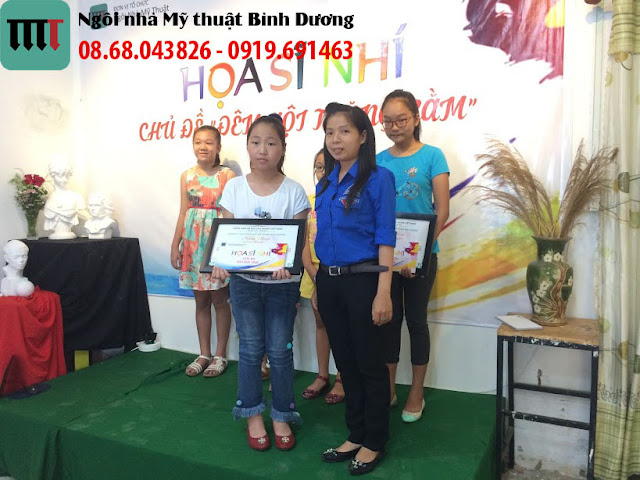 co huynh thi yen trang - giang vien bo mon my thuat trao giai thuong cho cac thi sinh