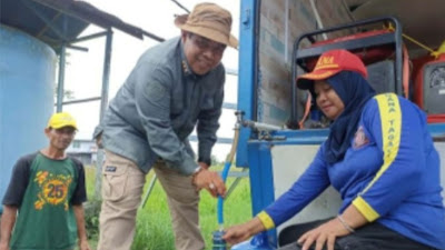 Keterlibatan Dinas Sosial Kalsel Dalam Atasi Karhutla dan Kekeringan Dengan Salurkan Air Bersih dan Air Siap Saji 