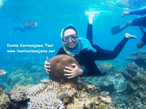 foto snorkeling di karimunjawa pegang karang