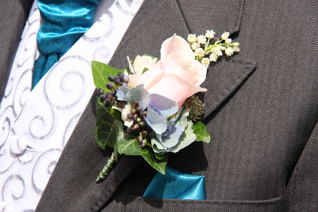 This was such a beautiful wedding bouquet created to tone with the teal