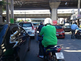 車とバイクの接触事故