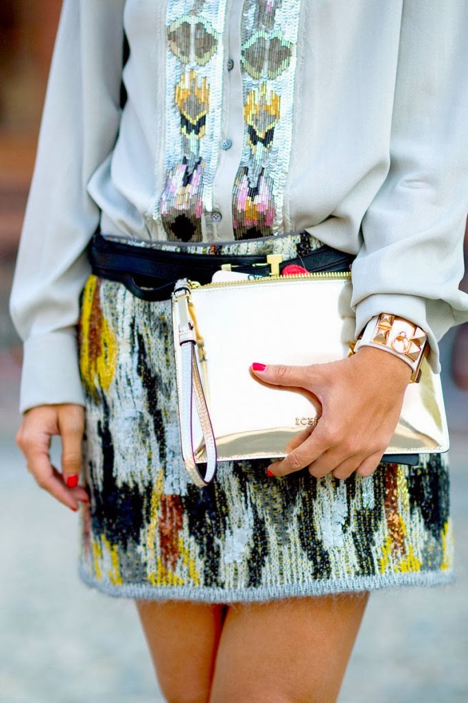 Beautiful Outfit With Oversize Clutch