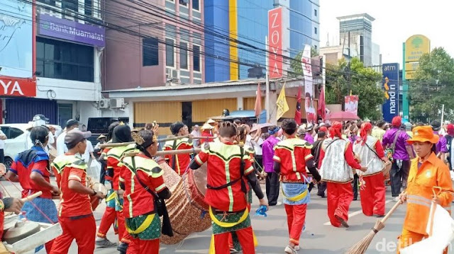 Massa Pro 01 Mulai Padati Karnaval Jokowi-Ma'ruf di Alun-alun Tangerang