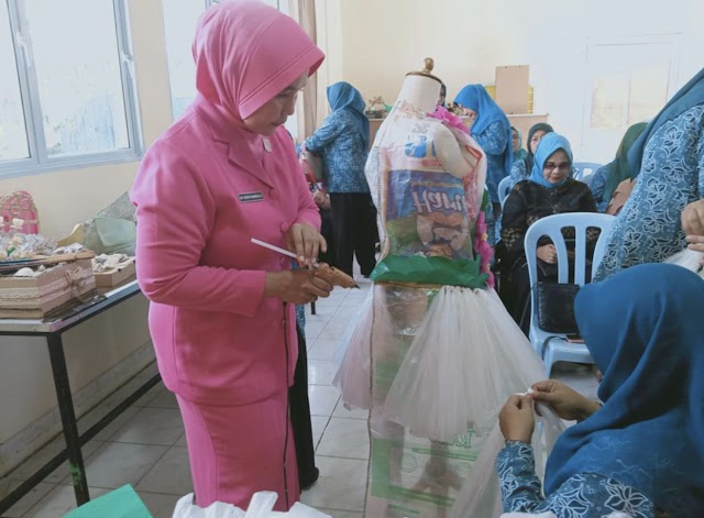 Manfaatkan Sampah Plastik, Ibu ibu Bahyangkari Ranting Bengkong Ikuti Pelatihan Daur Ulang
