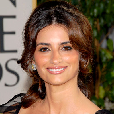 Penelope Cruz is wearing a beautiful up do hairstyle in mid-height chignon 