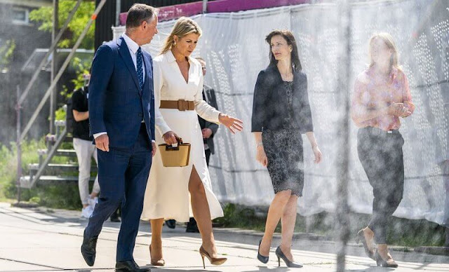 Queen Maxima wore a white shirt collar silk long dress from Massimo Dutti. Gianvito Rossi suede pumps, Vaincourt belt