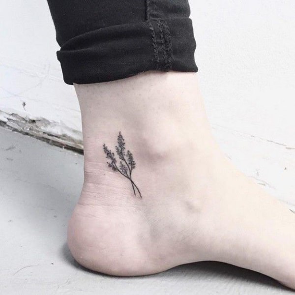 Mini tatuagens femininas para os tornozelos 