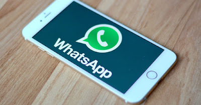 iPhone con una imagen de pantalla de whatsapp