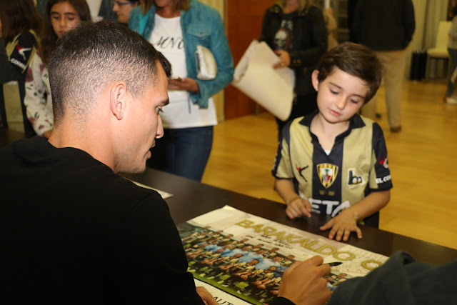 Buenacasa firma un póster para un pequeño aficionado del Barakaldo CF