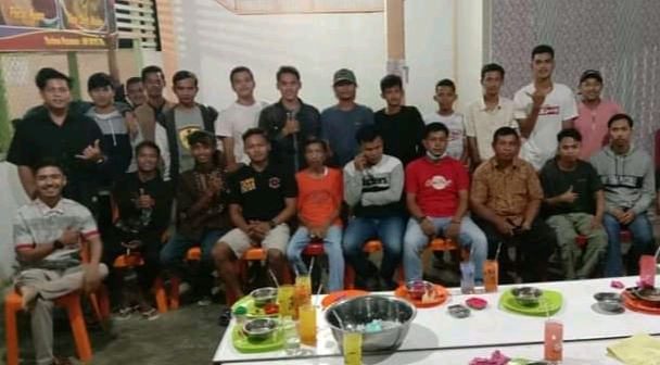 Kepala Jorong Kampung Alang Bersama Anggota Bamus Nagari Kajai Kecamatan Talamau Gelar Buka Bersama