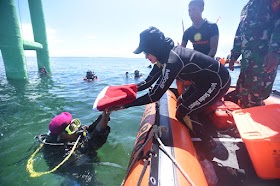 Bupati Indah Turut pada Pengibaran Bendera di Bawah Laut Teluk Bone