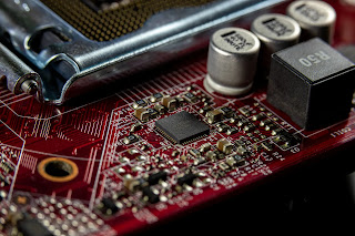 Chip BIOS adalah salah satu komponen penting pada motherboard yang bertanggung jawab dalam mengatur dan mengendalikan hardware pada sistem komputer. Pada gambar terdapat chip BIOS dengan label merek dan nomor seri yang terletak di motherboard. Tanpa chip BIOS, komputer tidak dapat dioperasikan dengan baik dan tidak dapat melakukan booting. Chip BIOS dapat di-upgrade atau di-flashing untuk meningkatkan kinerja sistem dan memperbaiki beberapa masalah teknis pada komputer.