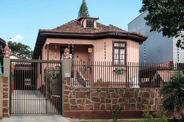 Casa de madeira muito bem conservada na R. Des. Vieira Cavalcanti