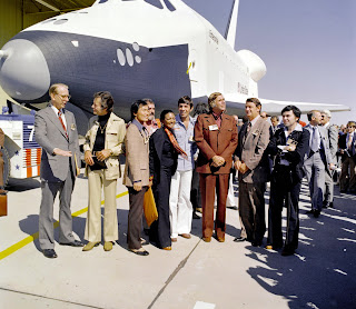 Il cast di Star Trek  e gli  amministratori NASA alla cerimonia dello Shuttle Enterprise 