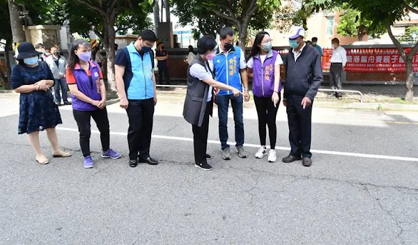 ▲鹿港長安路是鹿東國小學生很重要的進出道路，彰化縣長王惠美視察長安路老舊龜裂破損。（圖／彰化縣政府提供）