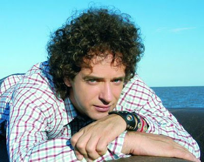 Foto de Gustavo Cerati posando recostado