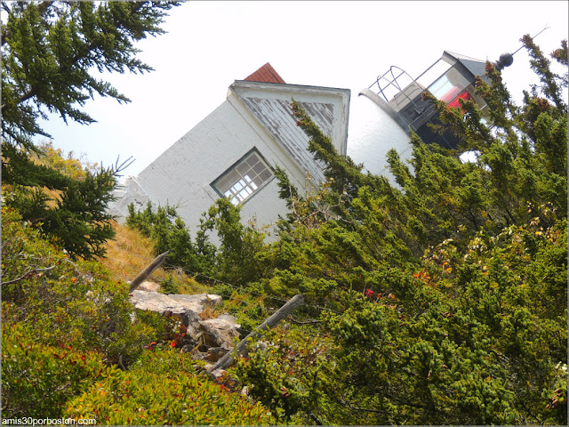 Bass Harbor Head Lighthouse en el Parque Nacional Acadia, Maine