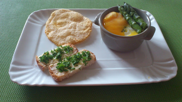 Oeuf cocotte aux asperges et sa chips au parmesan