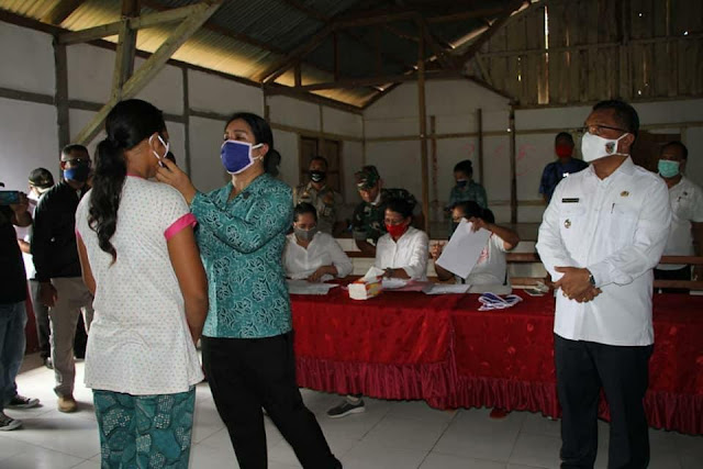 Putus Mata Rantai COVID-19, TP-PKK Tanimbar Bagi Masker Kepada Masyarakat.lelemuku.com.1.jpg