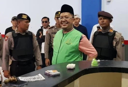 Dikawal Ketat, Alfian Tanjung "Tersenyum" Saat Dijebloskan ke Lapas Porong 