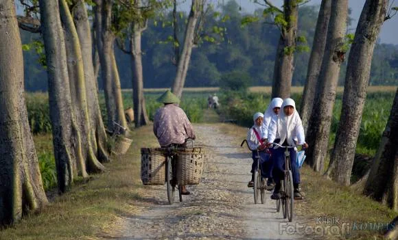 bersepeda di kampung