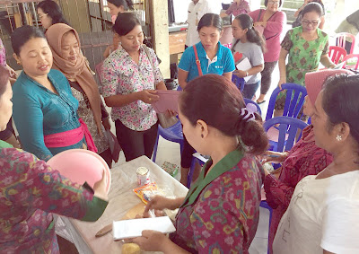 Bantu Ekonomi Keluarga    Ibu-Ibu Rumah Tangga Di Denpasar Dilatih Membuat Kue