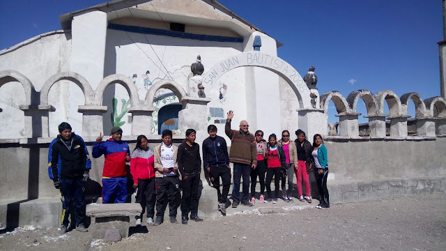 Mit den Patenkindern der Abiturs Klasse vor meiner ehemaligen Pfarrkirche von Tahua am Salar de Uyuni