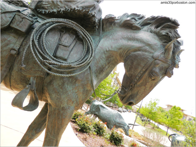 Escultura del Trail Boss en la Baccus Plaza de Plano