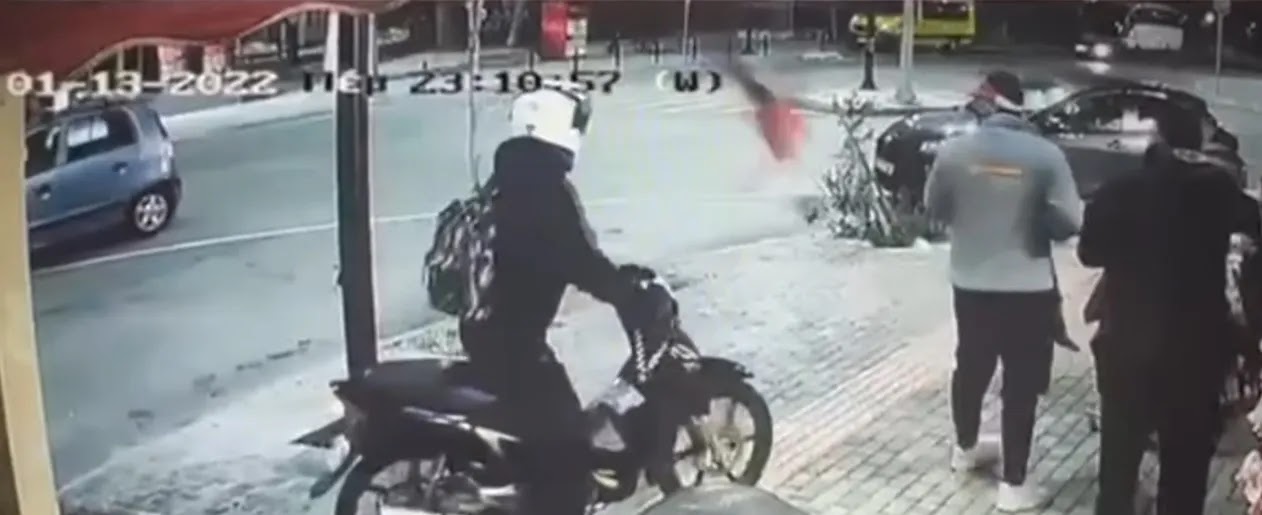 Αστυνομικός «εκτοξεύεται» από τη μοτοσικλέτα του μετά από σύγκρουση με ΙΧ