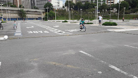 Como aprender a andar de bicicleta sem rodinhas.