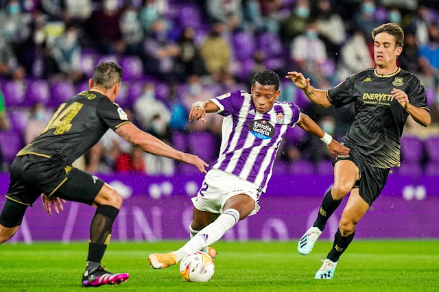 Gonzalo Plata se cuela entre dos jugadores rivales. REAL VALLADOLID C. F. 2 A. D. ALCORCÓN  0. 26/09/2021. Campeonato de Liga de 2ª División, jornada 7. Valladolid, estadio José Zorrilla. GOLES: 1-0: 19’, Álvaro Aguado. 2-0: 86’, Shon Weissman.