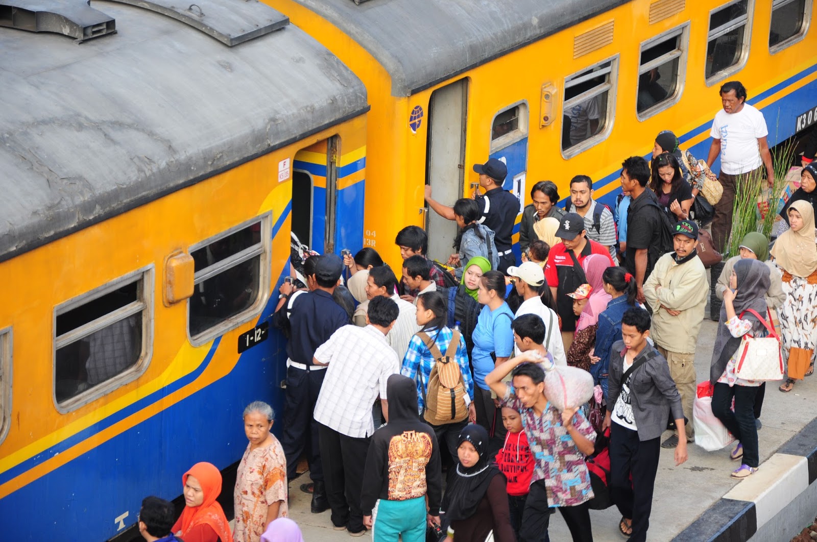 URBANISASI DAN UPAYA MENGATASINYA Keluarga Berencana 