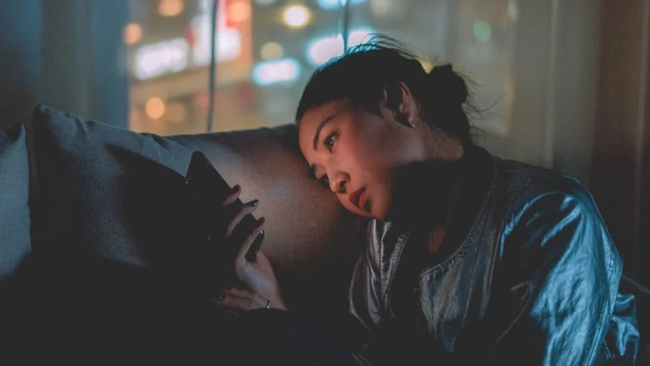 Seorang perempuan sedang merasa kesepian