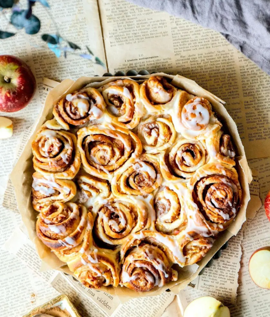 Christmas dinner ideas, Christmas Dinner Menu Ideas 2022,  Christmas dinner, Christmas dinner recipes, Christmas party, Christmas party foods, dinner ideas, dinner menu, CINNAMON ROLL APPLE PIE