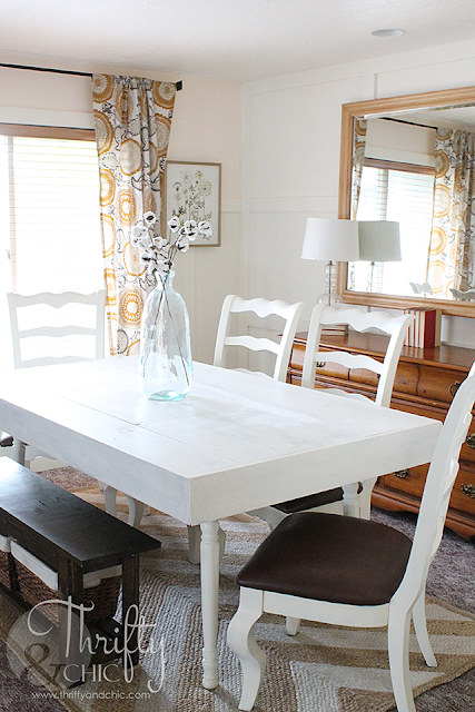 Update a dining room on a budget! Farmhouse and cottage dining room decor and decorating ideas. Board and batten dining room