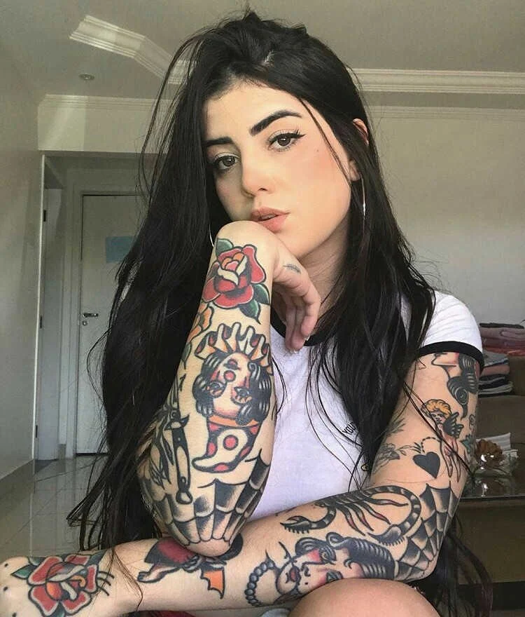 Chica tatuada con estilo de la vieja escuela