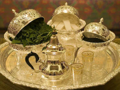 بالصورة تبون ولعمارة يستمتعان بالشاي وكعب الغزال المغربيين