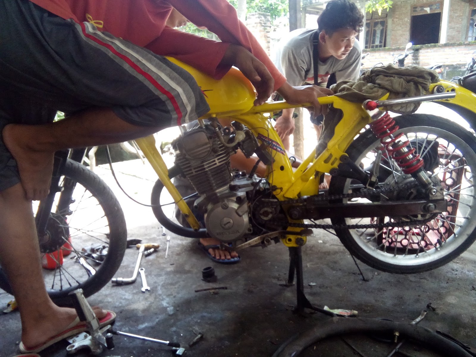 CeMeT Garage Modifikasi CB Racing Genit Mas Har