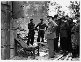 Winston Churchill sentándose en la silla de Hitler en 1945