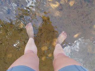 Pieds dans l'eau, rivière, sable