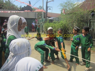 Lomba Tarik Tambang MI Al Raudlah