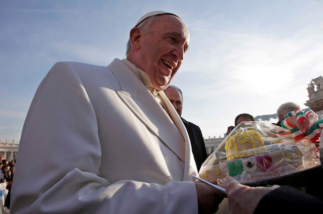 Foto do Papa Francisco recebeu bolo de aniversário, antecipado.