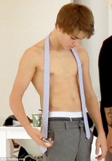 justin bieber 2011 photoshoot shirtless. Justin Bieber texts his