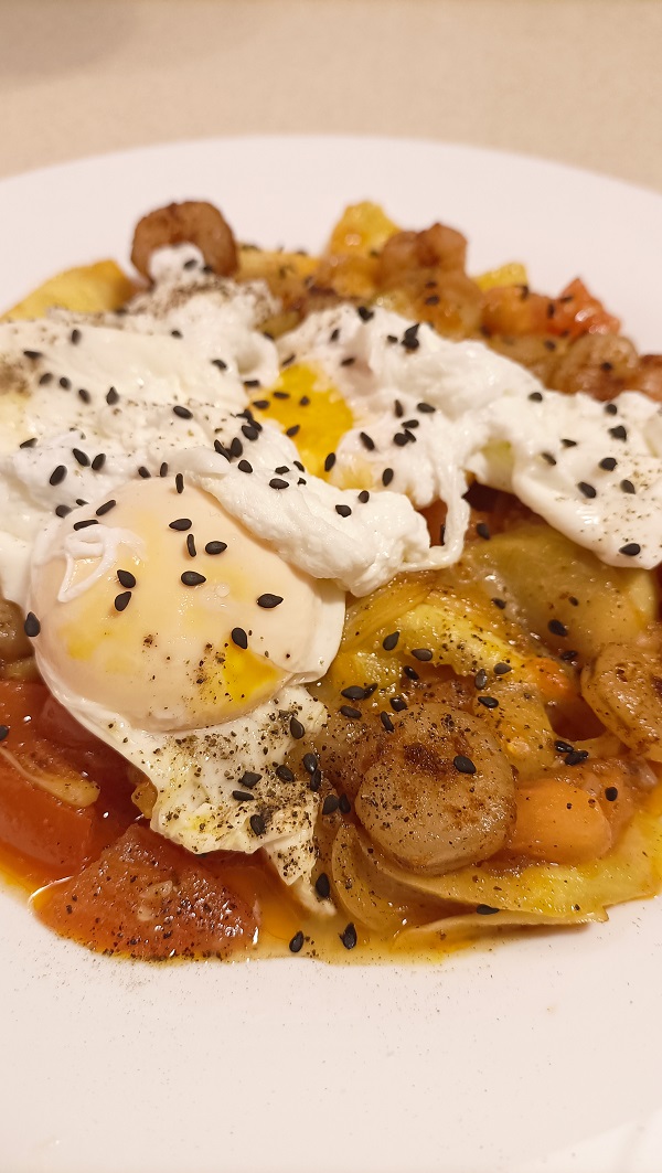 Noodles de calabacín con gambas y huevo poché