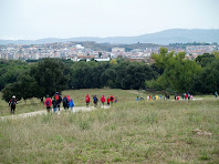 Seguint el Camí de Can Cuana amb el barri de Sanaüja al fons