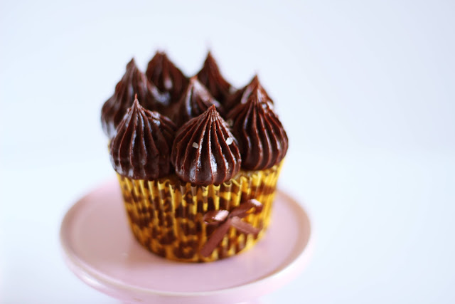 "Cupcake crocante com salted caramel ganache"