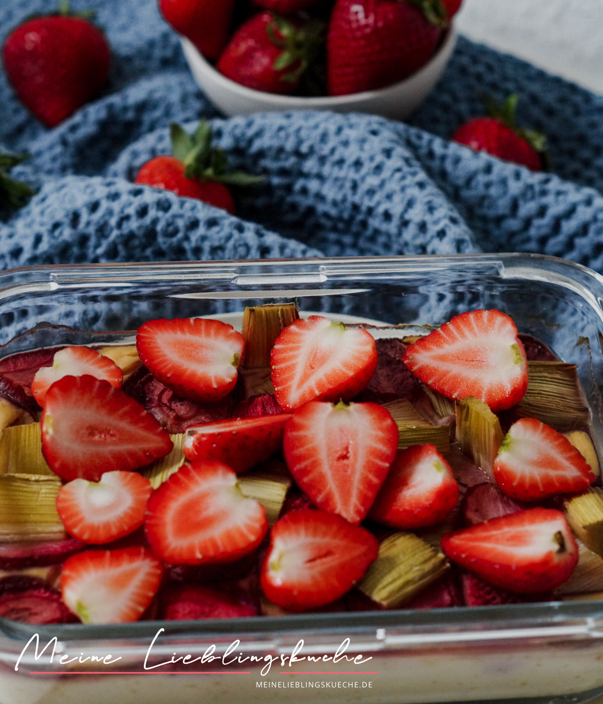 Veganer Grießauflauf mit Rhabarber und Erdbeeren
