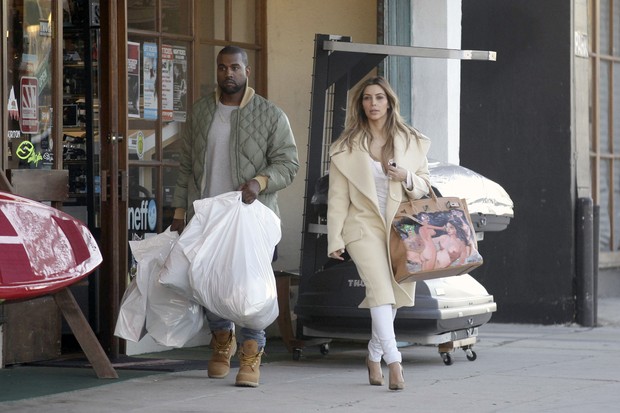 Kim Kardashian bolsa Hermes presente Kanye West