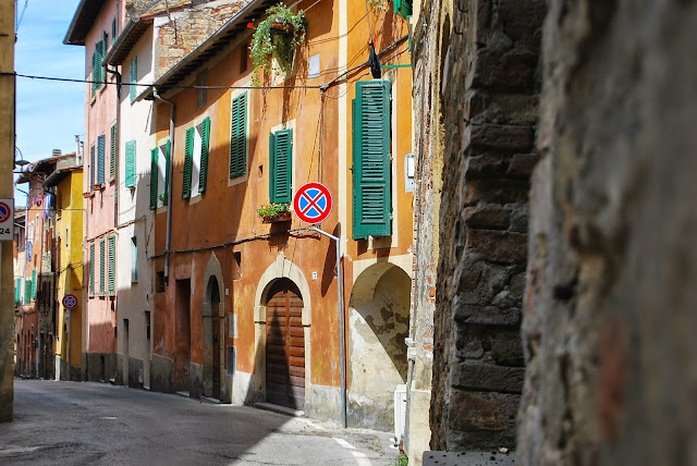 Rue italienne, poggibonsi, façades colorées